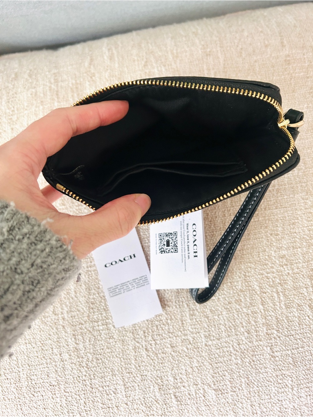 NWT✨Coach Corner Zip Wristlet
In Signature Jacquard CCL22 Shiny Charcoal Gold - Picture 5 of 7